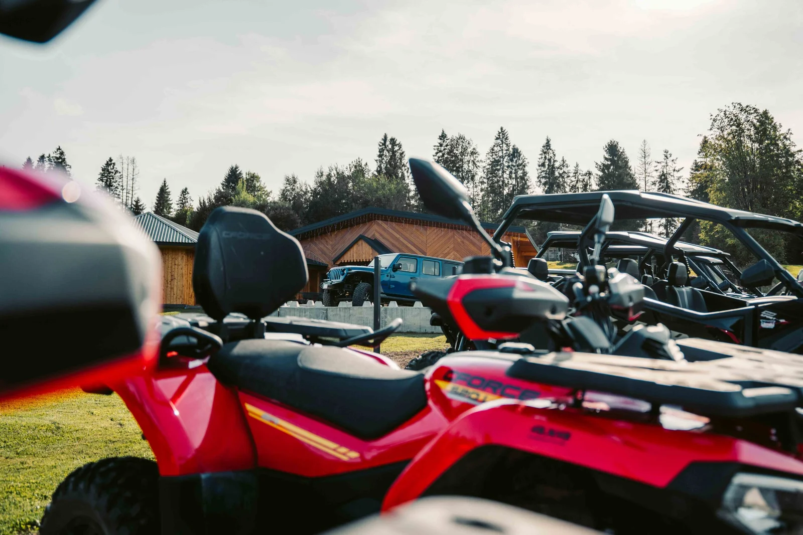ZDJ-01758 – baza off-road z czerwonym quadem na pierwszym planie i flotą buggy w tle