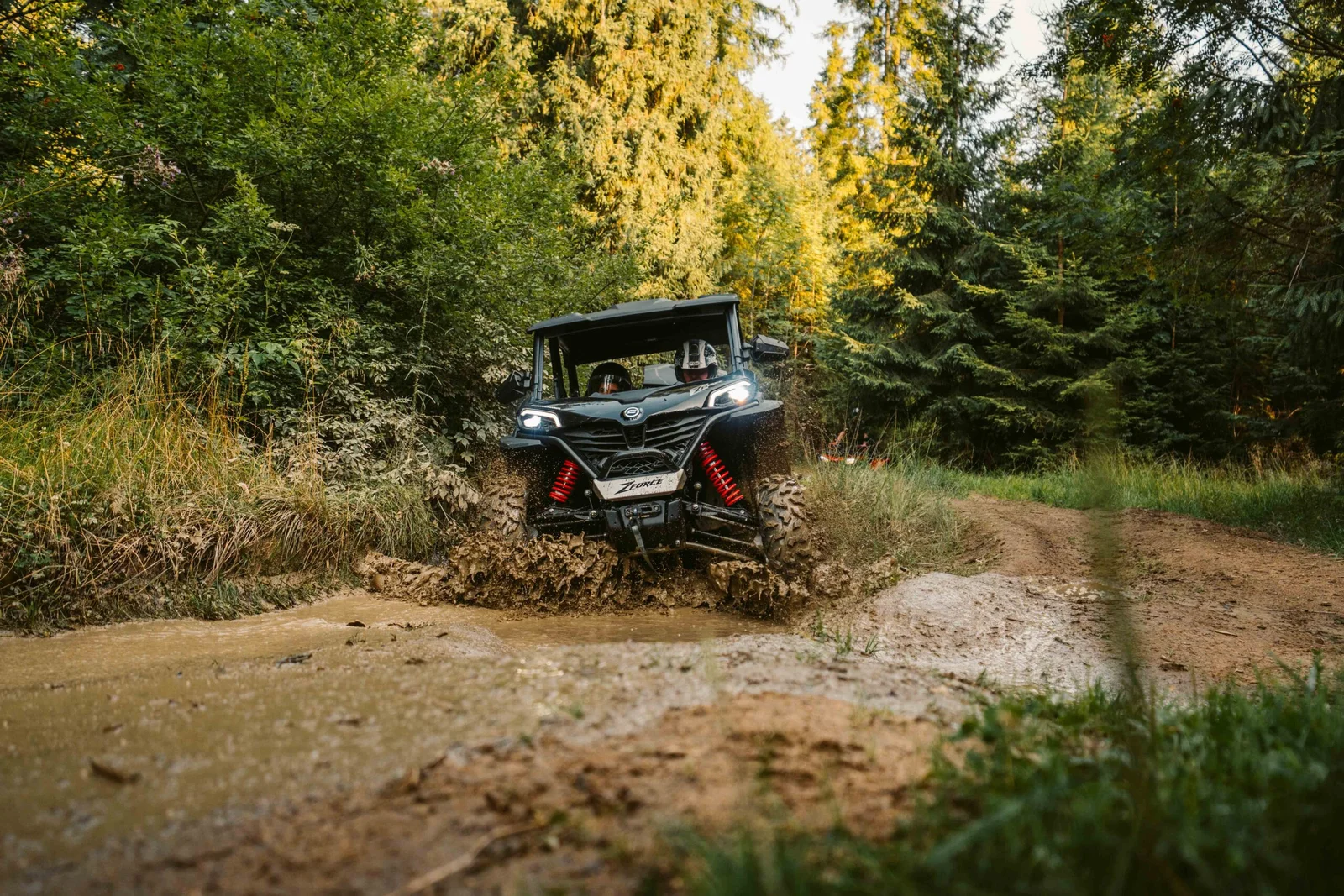 ZDJ-01897 – buggy dynamicznie wjeżdżające w głęboką błotnistą kałużę w lesie