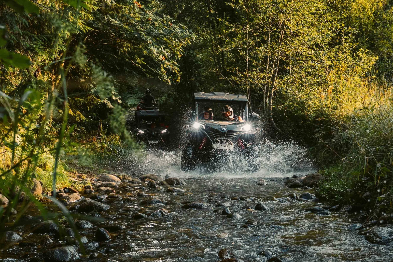 ZDJ-02079 – buggy dynamicznie przejeżdżające przez leśny potok z dużym rozpryskiem wody