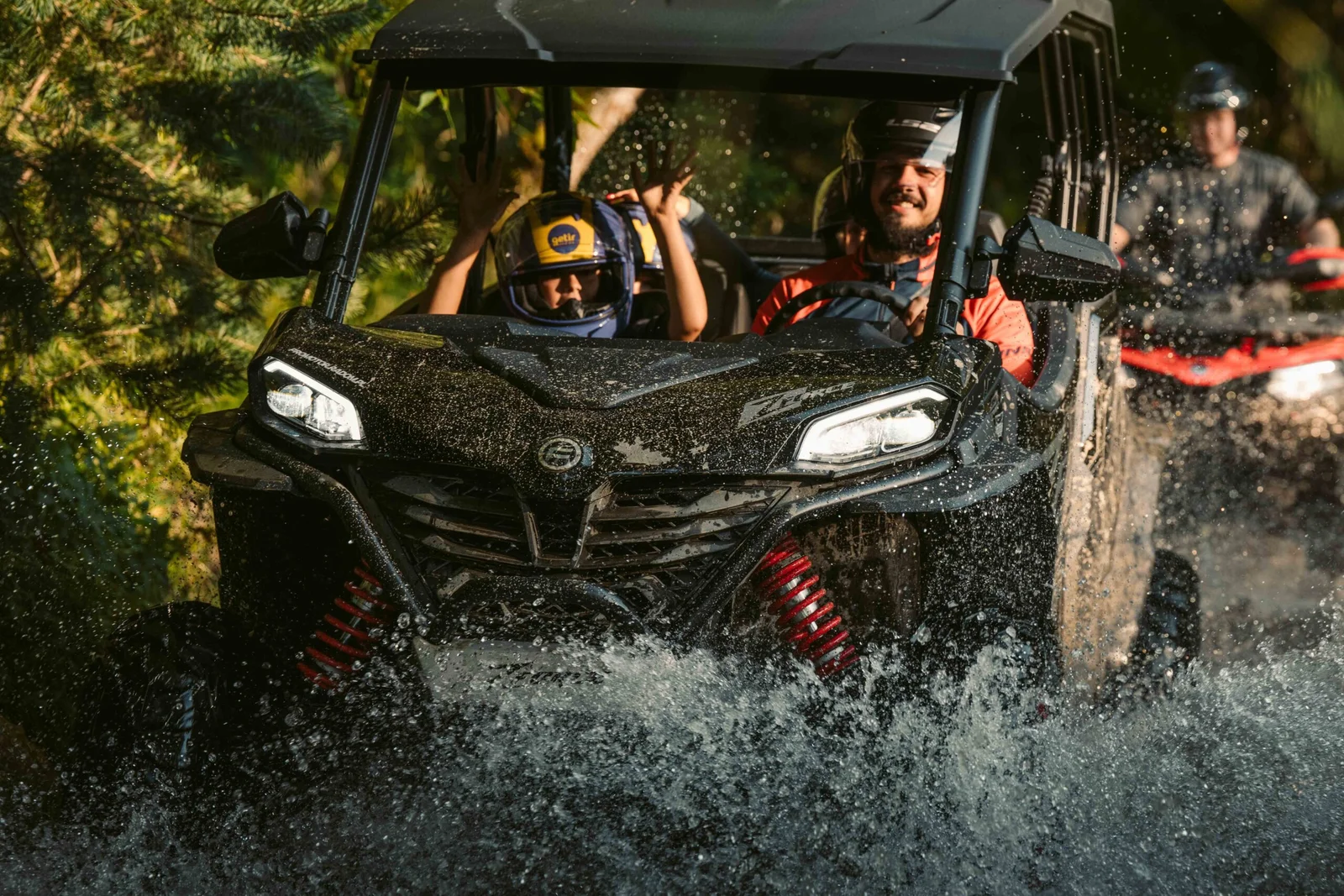 ZDJ-02178 – rodzinne buggy z dzieckiem dynamicznie przejeżdżające przez wodę
