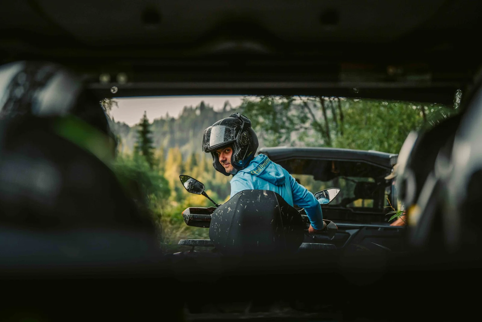 ZDJ-02284 – kierowca quada oglądający się za siebie, ujęcie z perspektywy wnętrza buggy