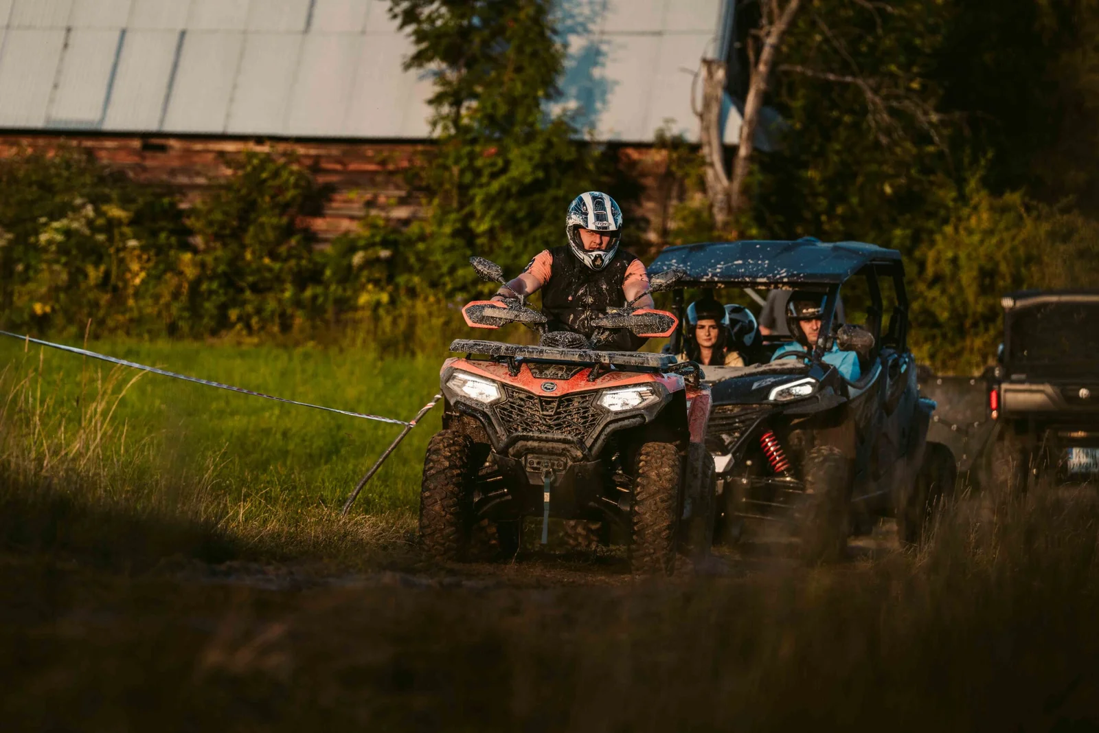ZDJ-02353 – kolumna off-road z czerwonym quadem, buggy i samochodem terenowym
