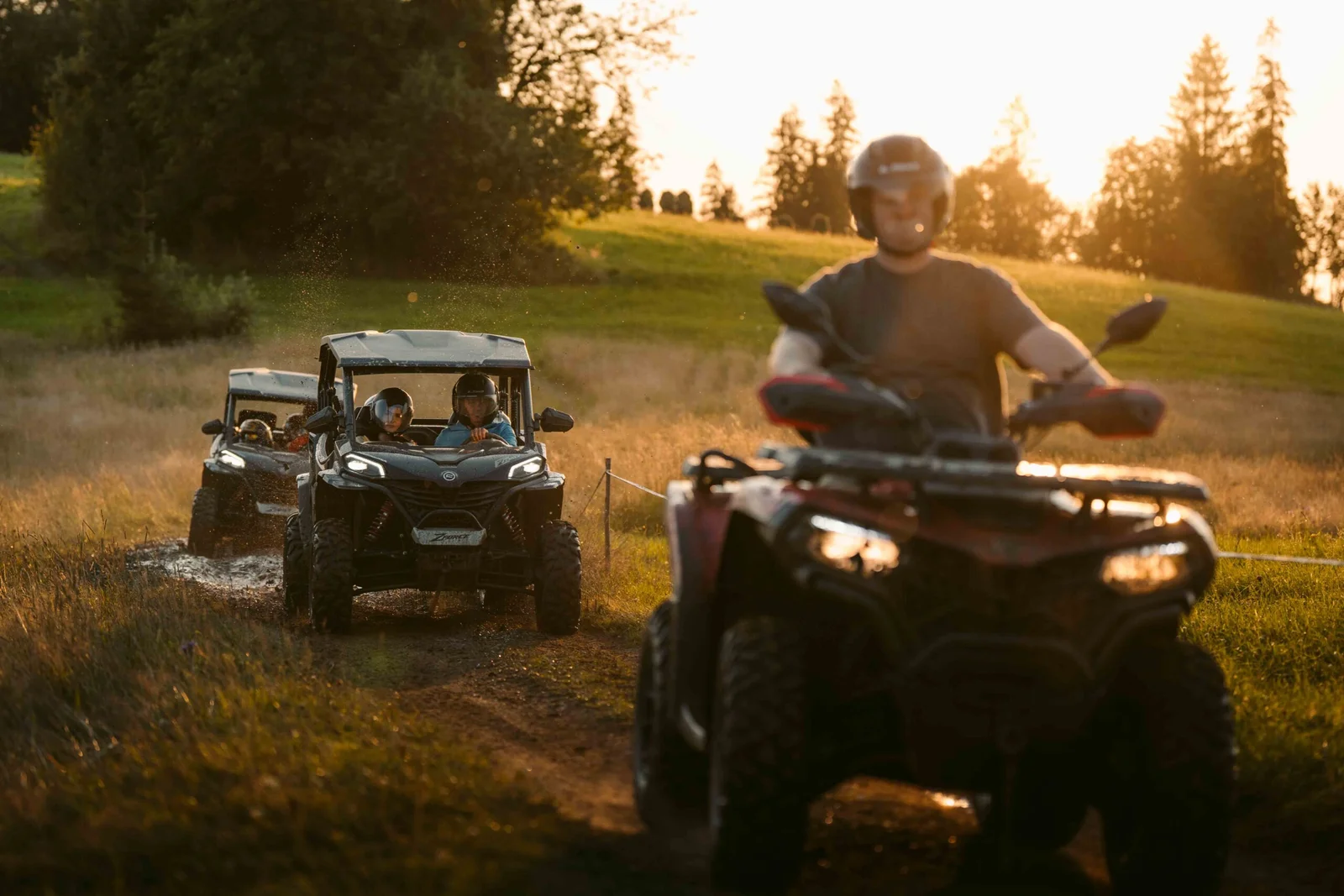 ZDJ-02636 – quad na pierwszym planie i dwa rodzinne buggy jadące w kolumnie o zachodzie słońca