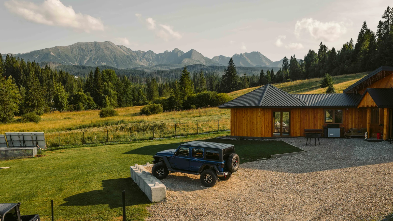 ZDJ-2 – baza off-road z drewnianymi budynkami, Jeepem Wranglerem i panoramicznym widokiem na Tatry